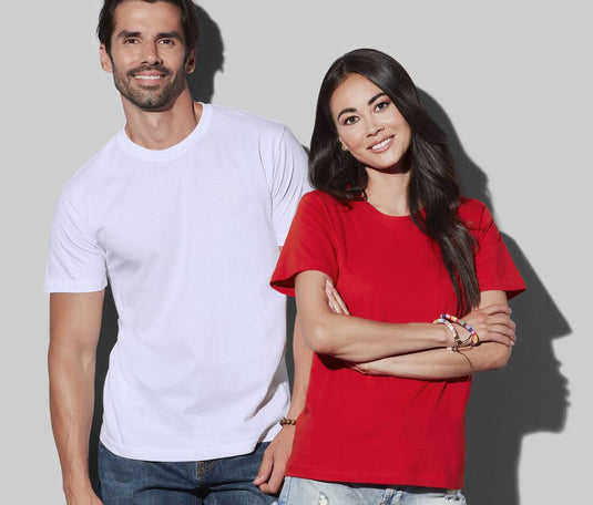 Couple portant un tee-shirt blanc et rouge pour la personnalisation